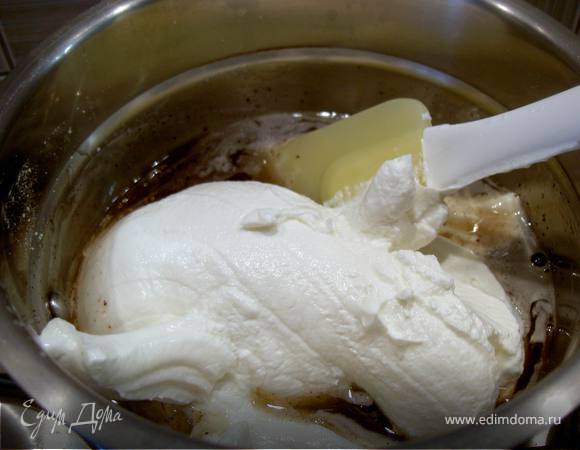 Когда желе начнет застывать. добавляем протертый творог ( а можно использовать диетический в "колбасе"). Сливки взбиваем, отложим немного на украшение, остальные добавляем в массу и аккуратно перемешиваем. Теперь разделим крем на три части.