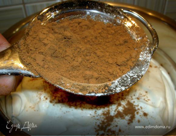 В одну часть просееваем какао и тщательно перемешиваем. Из ягод делаем пюре и добавляем во вторую. Третью порцию оставляем светлой.