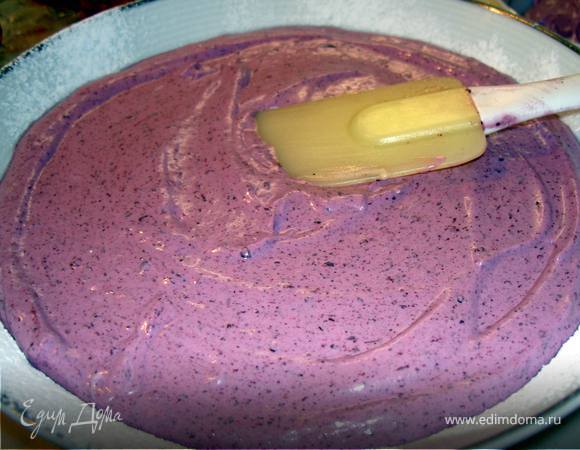 Сверху маленькими порциями (чтобы не утонуло) осторожно выкладываем ягодный крем и разравниваем.