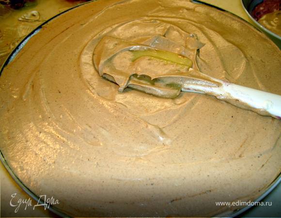 Дальше выкладываем коричневый крем, разравниваем, накрываем (я фольгой) и ставим в холодильник на 1 час. Потом кладем корж на крем и слегка прижимаем.