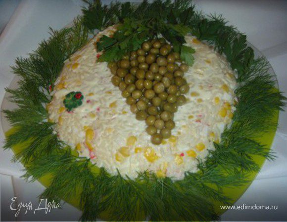 Лук порезать и замочить в холодной воде минут на 20-30. Крабовые палочки, яйцо, зеленый лук и яблоко мелко покрошить. Рис сварить, дать остыть и выложить в салат. сыр мелко порвать руками - ножом неудобно, высыпать кукурузу и добавить порванный сыр. Заправить майонезом и перемешать.
Украсить зеленью и горошкем в виде грозди винограда!
Приятного аппетита!