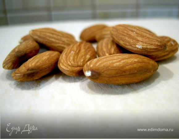 Тесто разморозим. Смешаем мидаль, сахар, яйцо, молоко, цедру и ром.