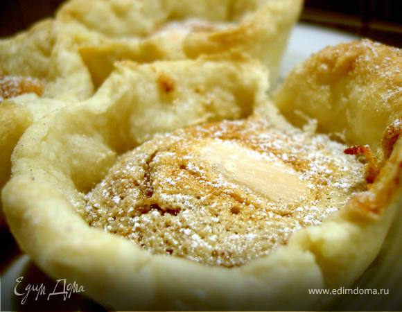 Заполняем миндальной массой и украшаем целым очищенным ядром миндаля. Выпекаем 20минут в духовке разогретой до 200С. Даем немного остыть в формочках, затем осторожно вынимаем. 