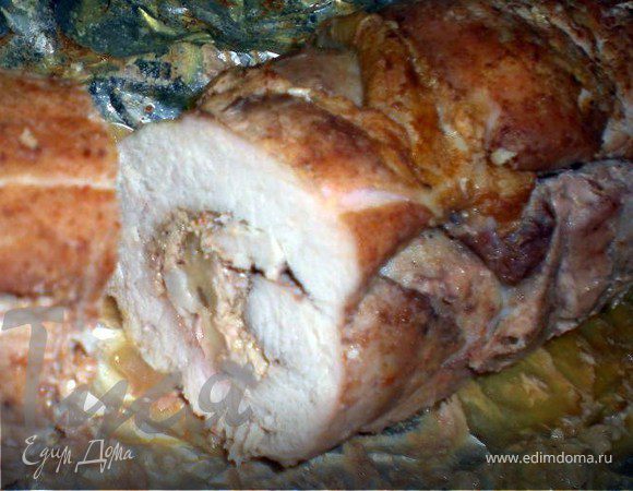 Мясо разрезать так,чтобы оно получилось по возможности тонким пластом.(сначало разрезать по горизонтали с одной стороны не до конца,потом перевернуть и с другой так же.Развернуть его и отбить)
Посолить,поперчить...
Выложить на него тонкий слой сала,сыра,грецкие орехи_измельченные)

Все выкладывать по середине одно на другое,затем свернуть мясо в рулет,чтоба один край находил на другой и обматать ниткой потуже.

На противень немного масла,овощи(помидоры,морковь...Кому что нравится) а сверху рулет. 
Тушить 40-60 мин.

Можно просто в фольгу завернуть,только перед окончанием раскрыть фольгу,чтобы мяско подрумянилось .....

Я внутрь ещё добавила остренький перчик для пущей пикантности))))