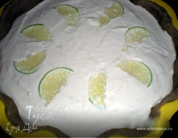 Апельсин и банан измельчить в блендере,но не совсем в пюре. (Я натерла на терке)Несколько ломтиков можно оставить для украшения.Творог,яйца,мёд и фрукты тщательно перемешать и вылить на тесто...украсить оставшимися кружочками банана и ломтиками апельсина, отправить в разогретую духовку до лёгкой румянности, при темп.200 градусов.
Так же можно сделать с лаймом(понадобится 3шт)