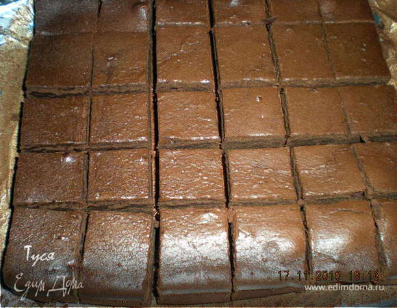 Смешать муку,какао,соль и отставить в сторонку...
Растопить на водяной бане масло с шоколадом....
Взбитьв пышную пену яйца с сахаром,добавить к ним смесь из муки,шоколадную массу и пиво( пивная пена в мл. не считается,дождитесь пока осядет или уберите её ложкой)
Всё хорошенько перемешать и вылить в форму предварительно застеленную фольгой.
Всё.... отправляем в разогретую духовку,на среднюю полочку...минут на 20-30.... проверяем зубочисткой...Главное не передержать ,на палочке при проверке должно налипнуть немного теста...это хороший знак!!! Вытаскиваем,остужаем,нарезаем....