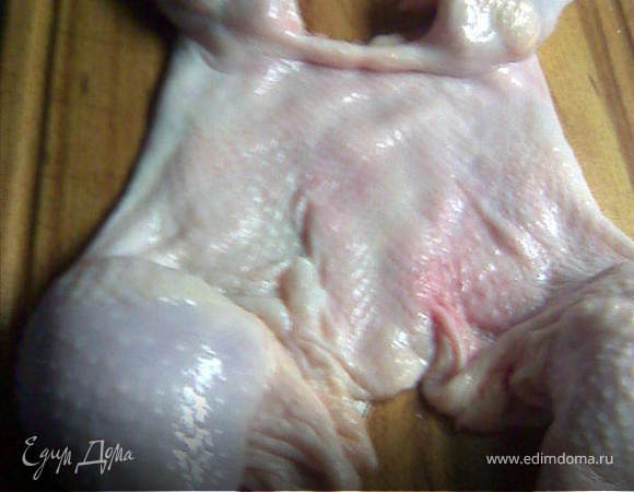 Снимаем с курицы кожу,оставляя ножки и крылышки...Кожу натереть солью и перцем,внутри и снаружи.Убрать в холодильник.