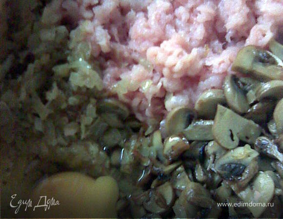 Ну вот теперь готовим начинку...
Срезаем мясо с костей,пропускаем через мясорубку.
Обжариваем лук с добавление сливочного масла,как зарумянится,выкладываем к фаршу.
В той же сковроде обжариваем грибы,на сильном огне,чтоб выкипела вся вода и подрумяниваем их.Всё смешиваем добавив яйцо,соль,перец(молотый)