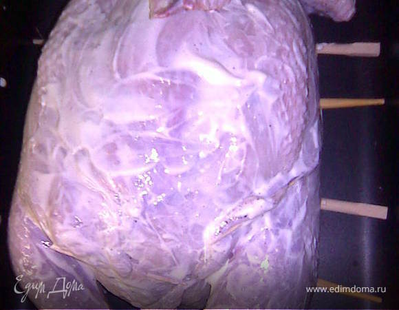 Ну так...теперь выкладываем начинку на блинчик,присыпаем немного тертым сыром и скручиваем в тугую трубочку...И так у нас их штук 6-7 ...Вот их то мы и запихиваем в куринную шкуру.Все дырки в коже скалываем зубочисткой или зашиваем.Формируем куринную тушку,противень немного смазать маслом,положить на дно деревянные шпажки или китайские палочки,а на них нашу курочку.
Обмазать её сметаной или майонезом (можно добавить чеснок)