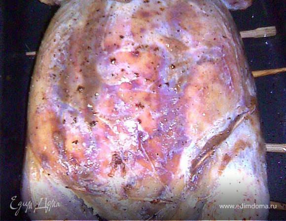 Выпекать при 180гр.
После того как мы вытащим и немного остудим курочку,её нужно будет переложить в плоскую посудину под гнёт.Как совсем остынет ,уберём в холодильник,а есть будем завтра,т.к.это холодная закуска)))))
Вот вроде всё рассказала))))))