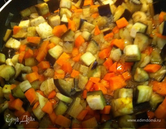  Нарезать морковь и баклажан кубиками, лук обжарить на сковородке, добавить мелко нарезанный чеснок, морковь и баклажаны, посолить, добавить карри. Тушить без масла (с водой) на медленном огне, до готовности. 