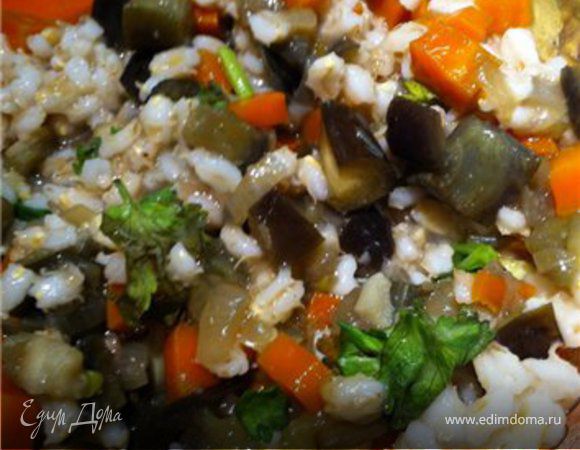 Затем все смешать с перловкой, посыпать кинзой. Приятного аппетита!:) Вкусно и в горячем, и в холодном виде!:) 