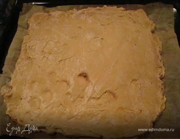 1 корж безе оставить целым для слоя торта,второй разломать на кусочки.Безе должно быть одинакового размера с формой,в которой будет выпекаться тесто.