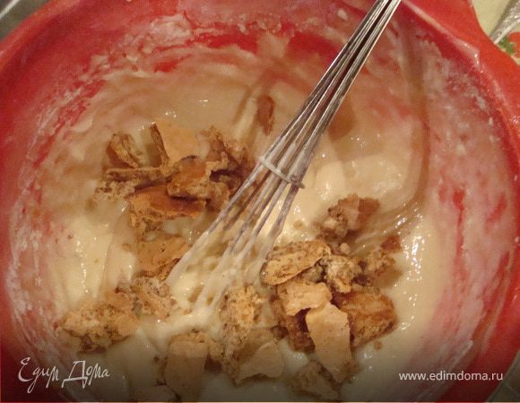 Для теста берем 2 яйца,10 ст ложек сахара,хорошо врастираем добела,добавляем сметаны 10 ст ложек ,перемешиваем хорошо и добавляем 0.5 ч.ложки соды ,гасим уксусом.Лимон натираем на мелкой терке,делим массу на три части и 1 часть добавляем в тесто.Кладем 10 ст ложек муки и в первы корж мелко разломанное безе.