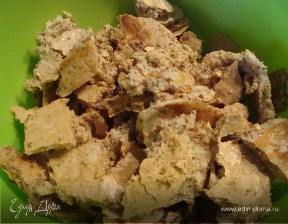 Духовку разогреваем предварительно до 220 градусов и в течении 20 мин выпекаем корж.Проверяем деревянной палочкой готовность,ятоб на палочке не оставалось теста при протыкании коржа.