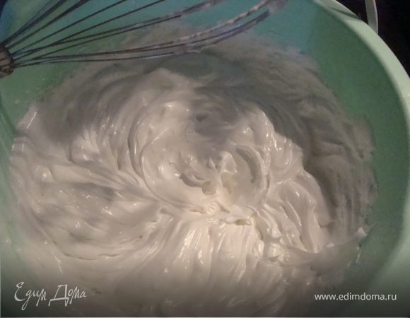 Вторй корж выпекаем в таких же пропорциях.150 гр грецкого ореха измельчаем в ступке и до бавляем в тесто для второго коржа.В третий корж добавляем 100 гр измельченного миндального ореха.