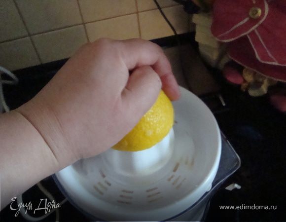 Готовим желе.Выдавливаем на соковыжималке для цитрусовых сок 3 лимонов.Добавляем к соку сахар,держим на медленном огне до полного растворения сахара.Желатин разводим как написано на упаковке.Затем сок с сахаром смешиваем с желатином и массу заливаем в форму,в которй выпеклись коржи.Ставим в холодильник чтобы застыло.