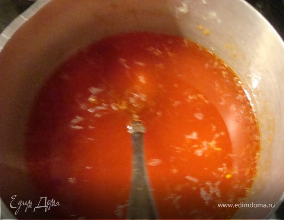 Берем сливочное масло и миксером хорошо взбиваем с сахаром,добавляя понемногу холодное молоко(1 стакан)
Литр молока довести до кипения,присолить,осторожно, постоянно помешивая всыпать манку.Варить до полного загустения.Когда каша остынет,понемногу вводите ее в крем с маслом,постоянно помешивая.Лимон натереть на мелкой терке вместе с цедрой и добавить к маслу с манкой,хорошо перемешать.