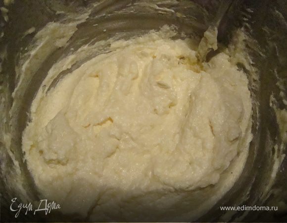 Остывшие коржи разрезать вдоль.У вас получается 6 коржей.