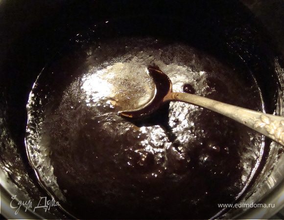 Готовим помадку В сотейник кладем масло,сахар сметану и на медленном огне доводим до кипения и до полного загустения,постоянно помешивая.