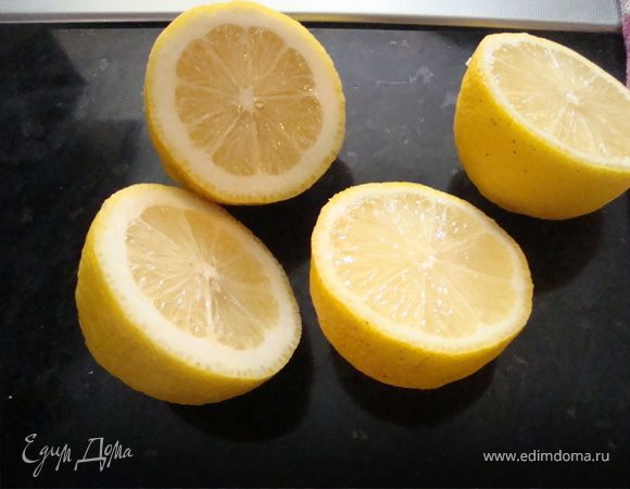 Берем еще сок двух лимонов,смешиваем с сахарной пудрой,подогреваем на медленном огне,добавляем 0.5 ст воды.