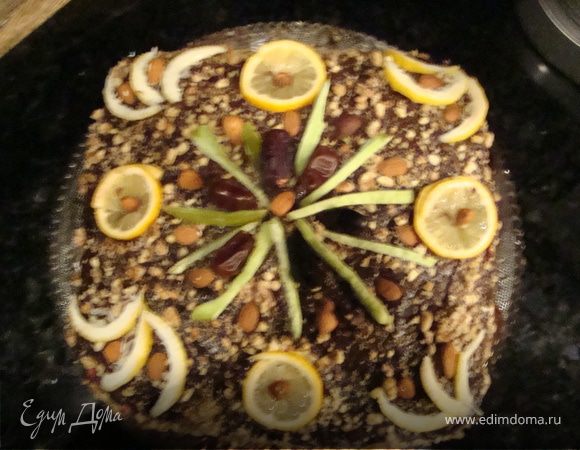 150 гр грецкого орехе и 100 гр миндаля измельчаем.Берем корж из теста с безе ,пропитываем его лимонной водичкой,смазываем кремом,сверху присыпаем орехами,снова корж с грецким орехом,пропитать,крем орех,затем берем наше застывшее желе и аккуратно выкладываем на крем,смазываем тонким слоем крема,сверху кладем корж с миндалем,таким же способом 4 и 5 корж на ваше усмотрение,затем корж из безе ,смазываем его обильным слоем крема,сверху корж.,крем .