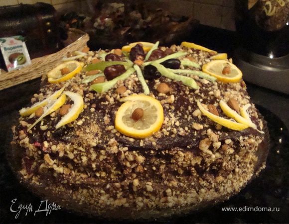 Торт сверху заливаем остывшей шоколадной помадкой,присыпаем орехом и украшаем дольками лимона и целыми орешками миндаля.