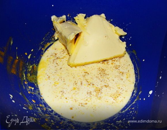 Смешать шафран со сливками. Добавить муку, масло. Все тщательно перемешать ложкой. 