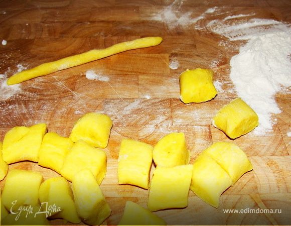 После раскатать тесто на толстые жгуты и порезать на кусочки размером с лесной орех. 