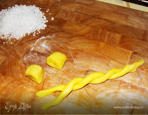 Из каждого кусочка скатать жгутики(не сильно тонко) длинной примерно 12 см. На каждое печенье берем по-два жгутика и плетем из них косичку.