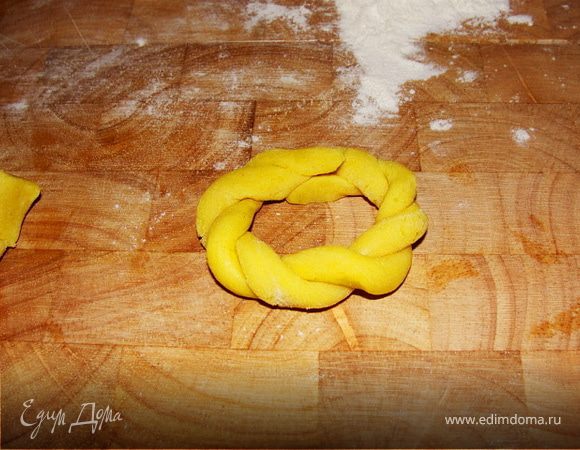 После соединяем косичку, слегка сжимая края.