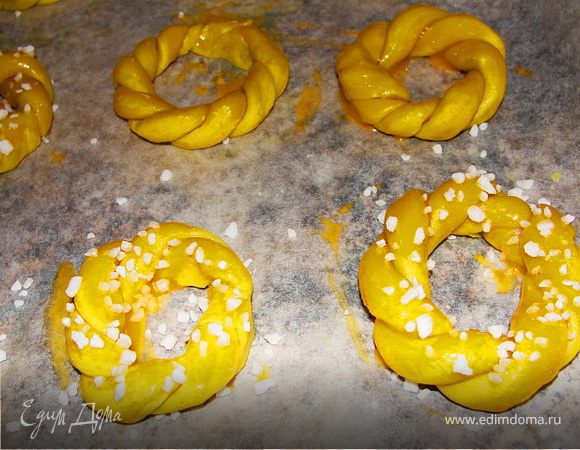 Посыпаем сахаром в гранулах. И выпекаем  12 минут в разогретой духовке при 200 С.