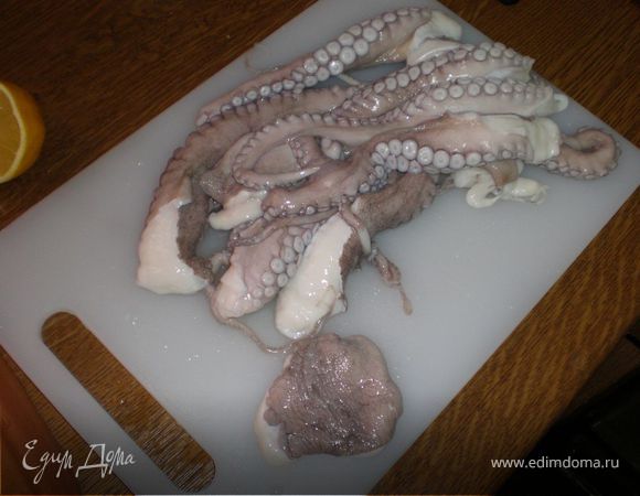 Осьминога разморозить и разрезать на куски. Один кусок=1 щупальце. Потом серединку на 2 кусочка.