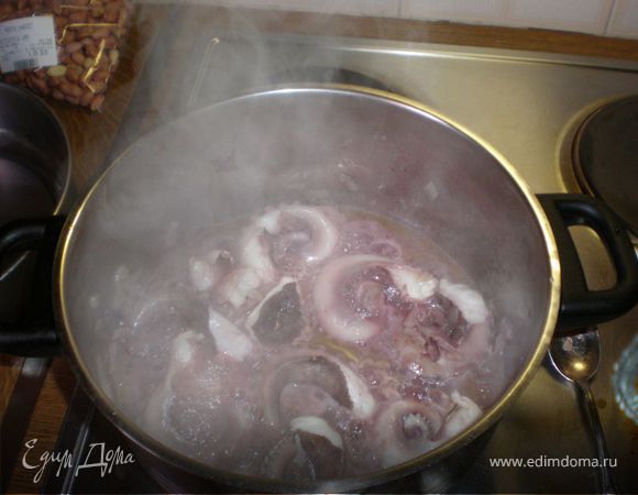 В кастрюле разогреть оливковое масло(достаточно),чуть обжарить мелко порезанный лук,выложить осьминога.
Обжарить(пару минут).Начнет отдавать свою воду. Влить вино. Протушить несколько минут до испарения алкоголя. Добавить воду вместе с томатной пастой вровень с осьминогом. Посолить (умеренно, т.к.морепродукты сами по себе не пресные),поперчить+лаврушка и душистый. Тушить под крышкой на умеренном огне примерно час-час двадцать.