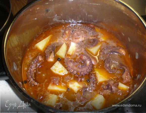 В процессе посматривайте за водой - возможно необходимо будет подливать по чуть-чуть(но только кипяток!). Но воды и не должно быть много-это потом используется как подлива, она должна быть такой очень насыщенной, а не как бульон.