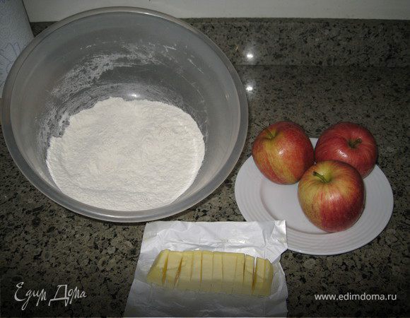 Нагреть духовку до 200С. Противень смазать маслом и присыпать мукой. В просеянную муку добавляем соль.
Масло нарезать на маленькие кусочки и растереть с мукой в крошку.
Добавить сахар.
Яблоки очистить. Половину яблок натереть, другую половину мелко порезать.Смешать с мукой.Постепенно добавить молоко и замесить мягкое тесто
Выложить тесто на подпыленную мукой доску. Вымешивать в течении пары минут, раскатать и вырезать сконы.
смазать молоком и присыпать сахаром и выпекать 20 минут при  температуре 200 градусов.Сконы получаются не очень сладкие.
Вкусно с сыром Чеддер и вареньем.
Приятного аппетита!!!
