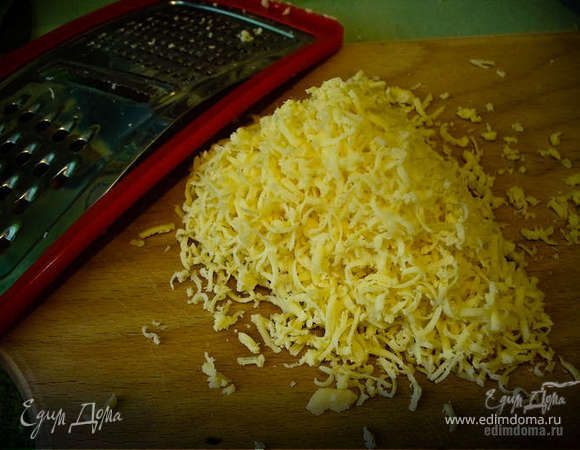 Натереть сыр на терке.