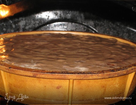 В кефир добавляем соду, оставляем мин. на 10. Взбиваем яйцо с сахаром. Добавляем остальные ингредиенты и перемешиваем без фанатизма, до однородности. Духовка 180С 60-80 мин. Проверить шпажкой на готовность