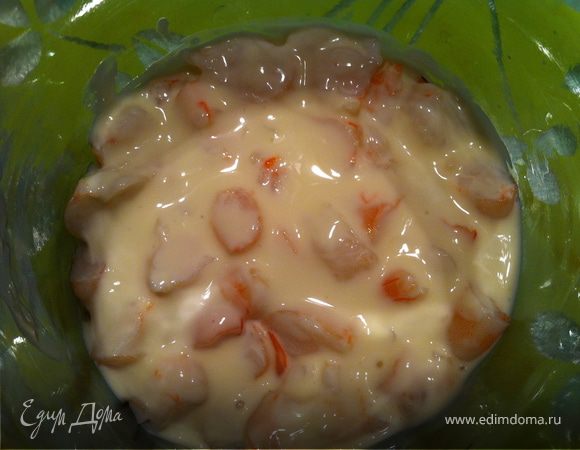 Креветки я брала готовые, в рассоле. порезать на кусочки, уложить в форму для салата. Всем известная пластиковая бутылка тоже подойдет;)Сверху нанести плавленный сыр. 