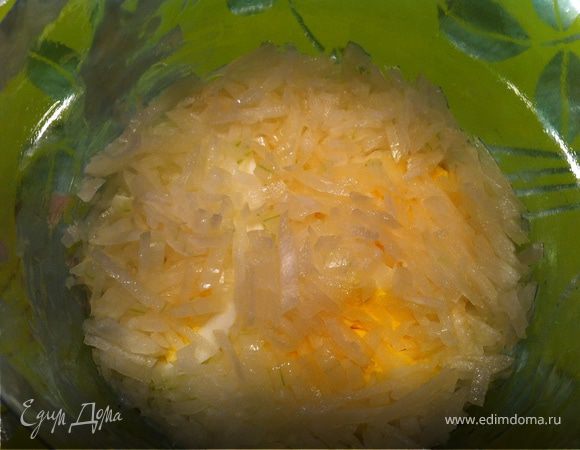 луковицу почистить мелко нарезать, уложить сверху