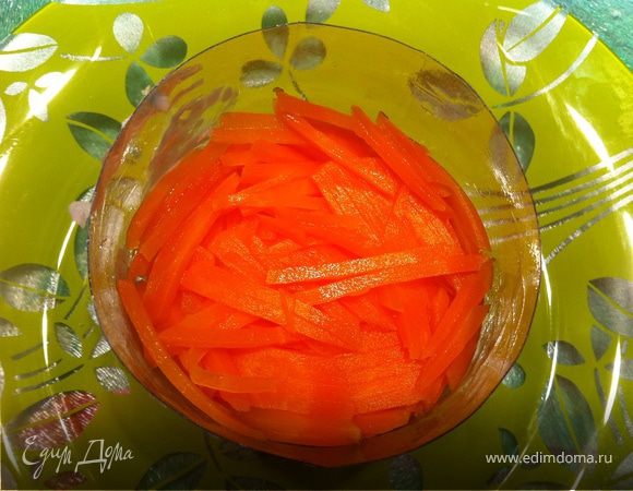 морковь нарезать, выложить сверху