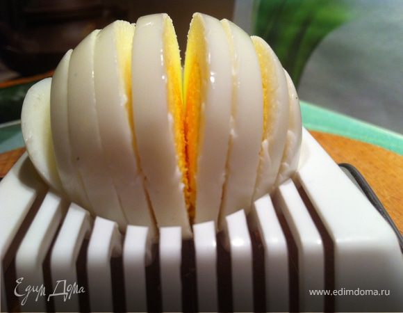 яйцо нарезать, уложить сверху