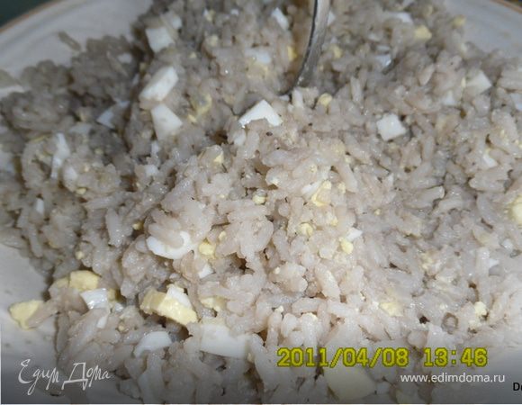 Итак, начинаем с начинок.
Начинка № 1
Отвариваем рис и яйца.В горячий рис добавляем сливочное масло,хорошенько перемешиваем.Когда остынет добавляем рубленные отварные яйца и через пресс чеснок(обычно добавляют зеленый лук),соль.
