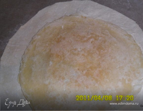 Из слоеного теста вырезать круг сантиметра на 3 больше размера блина.Советую сразу под низ положить пергамент(так удобнее и переносить курник).На верх на тесто ложим блинчик