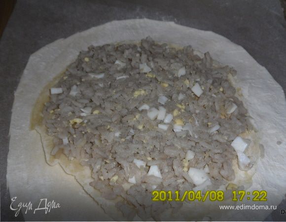 На блинчике распределяем рисовую начинку.