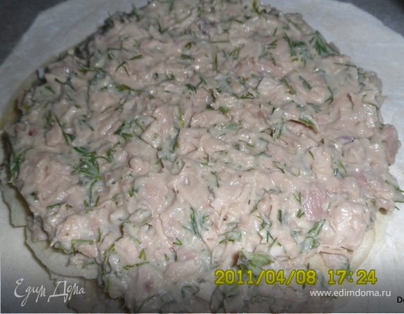 Ложим след. блинчик.На него мясную начинку.Всегда блинчиком прижимайте начинку слегка,чтобы она ровнее легла - иначе с последних слоев начинка будет скатываться.