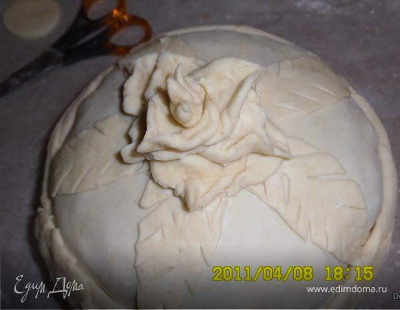 Из остатков теста сделать украшения -у меня косичко по месту защипа,листочки и цветочек