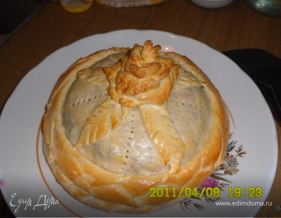 Смазать взбитым с водой яйцом и поставить выпекаться в разогретую духовку.Нам нужно,чтобы подрумянилось тесто.Начинка-то уже готова.
Вот такой он получился
