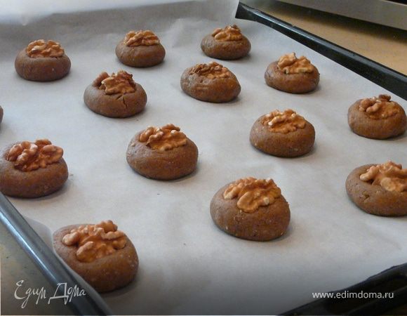В мокрые ингредиенты подсыпать сухие, замесить тесто, сформировать в шарик и остудить 30 минут в холодильнике. На бумагу быложить ок.16 маленьких шариков (с грецкий орех), вдавив орешек сверху (можно шарики обвалять в крупном сахаре). Печь 10-15 мин при 175С.