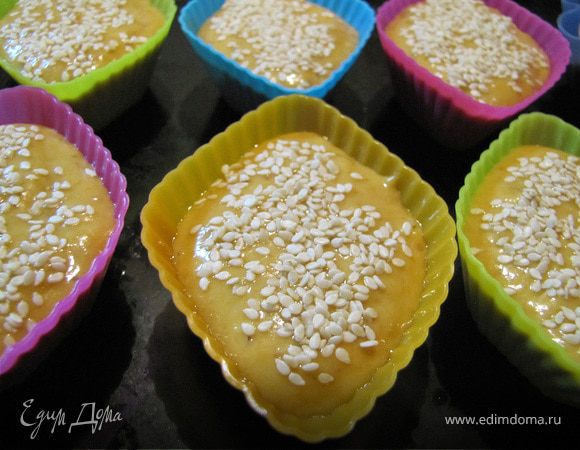 Замесить тесто из всех составляющих. Я перемешивала ложкой, в результате 3-5 минут перемешывания получила кремообразное тесто средней плотности, которое разложила по формочкам. У меня пошло по 1.5 столовые ложки теста на формочку.